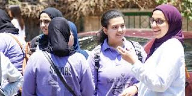 أول امتحان ”أوبن بوك” فى تاريخ التعليم.. 700 ألف طالب يتفاعلون مع ”العربى”.. ويؤكدون: الأسئلة تعتمد على الفهم.. استخدمنا الكتاب لفهم جزئيات بسيطة.. والتجربة تقضى على الدروس الخصوصية.. والتعليم: ارتفاع