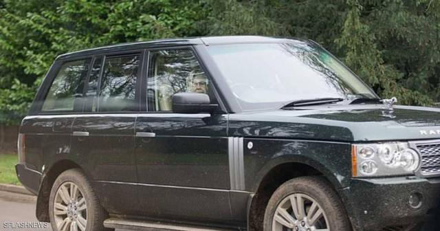 عدسات المصورين ترصد تصرفا غريبا لملكة بريطانيا.. والقصر يردّ