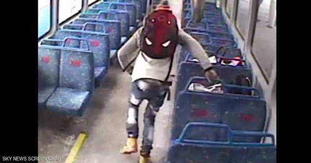 فيديو.. ينسى ابنه في القطار من أجل سيجارة