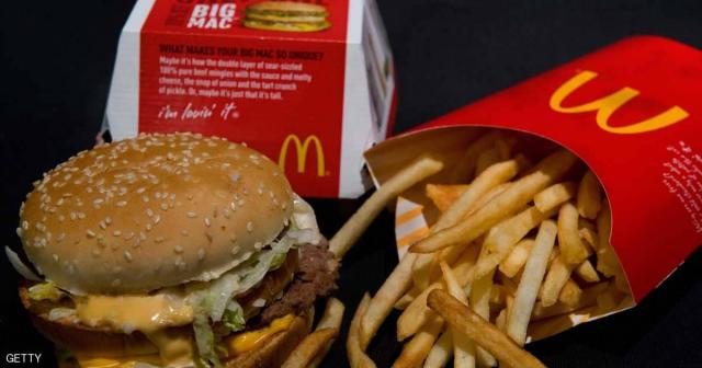 بسبب خطأ في الوجبة.. اتصل بالشرطة ثم بصق في وجههم