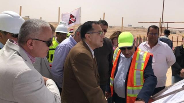 مدبولى يتفقد المشروعات الجارى تنفيذها بمركز مارينا العلمين السياحى