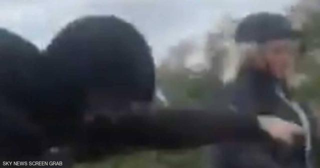 فيديو لاعتداء بحق سيدة على الطريق يثير الغضب