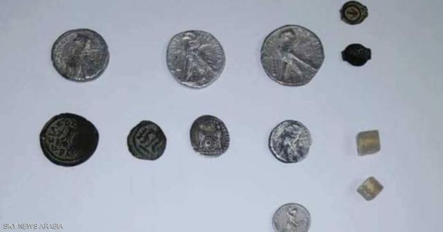 السائح المزيف .. مصر تحبط تهريب 18 قطعة أثرية بالمطار