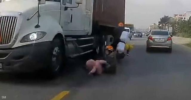 معجزة أم تنقذ ابنها من تحت شاحنة.. وفيديو يرصد المشهد الخارق