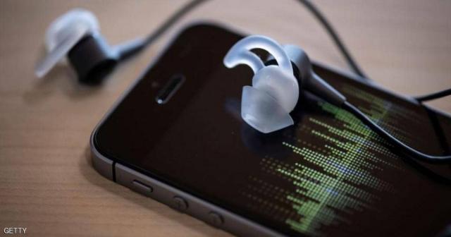 سماعات الأذن والنوم.. شاب يدفع ثمن الخطأ المدمر غاليا