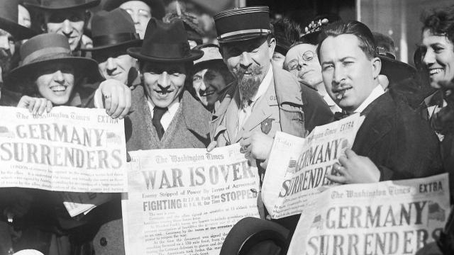 صورة تبرز احتفال الأميركيين بالإعلان الزائف عن نهاية الحرب وهزيمة ألمانيا
