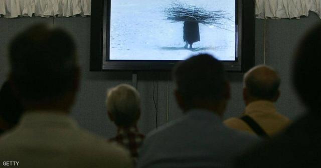 دراسة: مشاهدة التلفزيون لساعات أخطر من الجلوس طويلا بالعمل