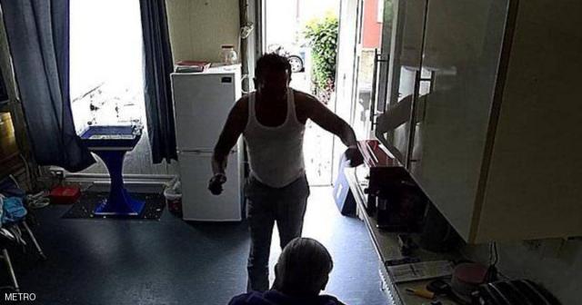 الكاميرات تضبط لصا بـ أحقر سرقة ممكنة