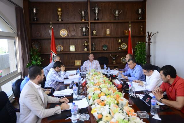 خلال الاجتماع