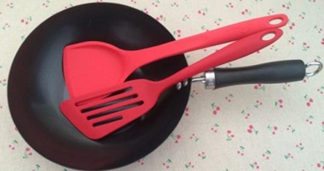 ملاعق بلاستيكية