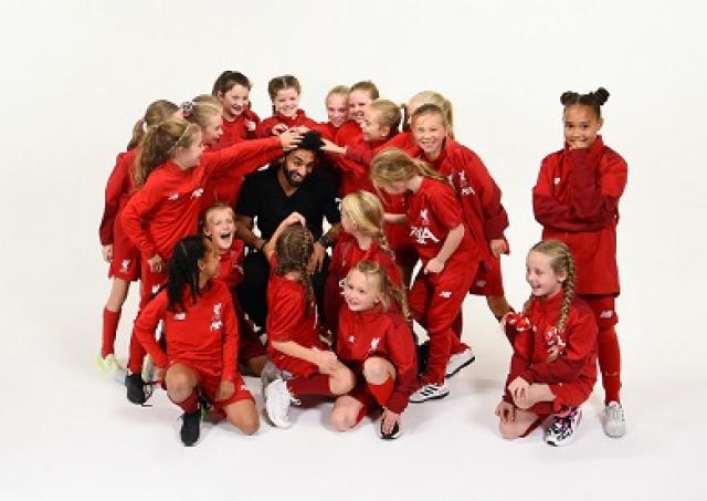 محمد صلاح ينشر صورا مع ناشئات ليفربول