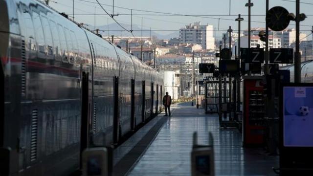 اضطراب حركة السكك الحديدية في فرنسا في ظل استمرار الإضراب