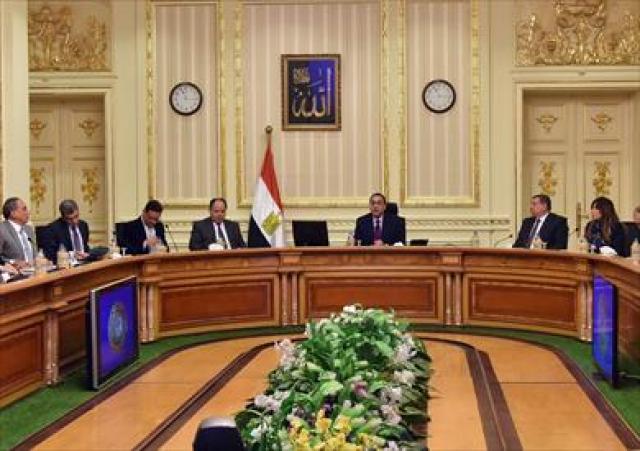 الحكومة تعلن وقف التعيينات ومنع التعاقدات بالصحف القومية