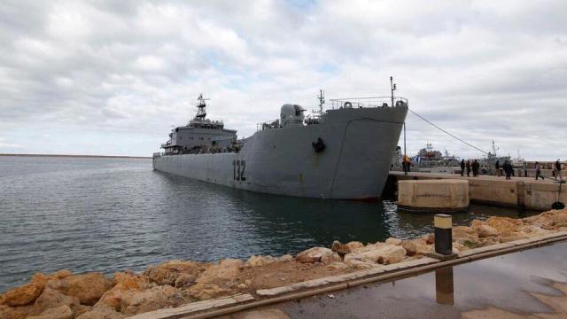 المسماري ينشر صور تفريغ سفينة شحن تركية في ميناء طرابلس الليبي