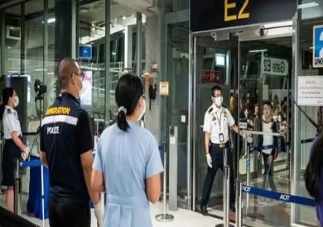 أفراد الطواقم الطبية في هونج كونج يضربون عن العمل بسبب استمرار نقاط العبور مع الصين