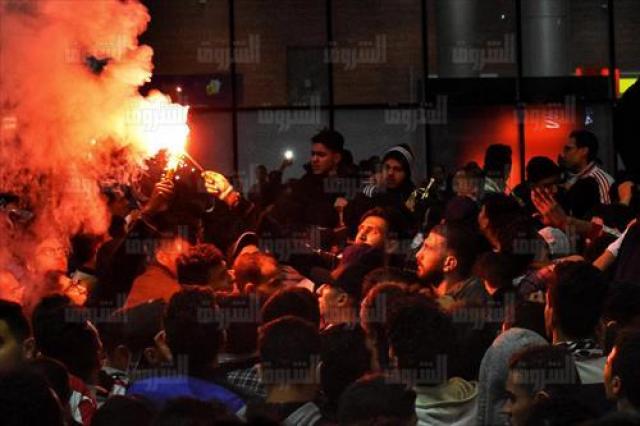 إخلاء سبيل عدد من جماهير الزمالك بعد إشعالهم الشماريخ أثناء استقبال الفريق