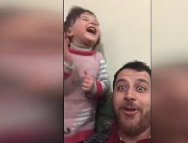 فيديو: لتتغلب على خوفها.. أب سوري يطلب من طفلته أن تضحك عند سماع صوت القذائف