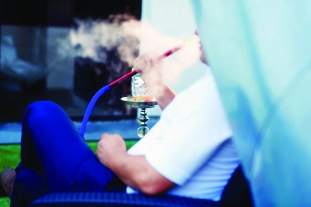 التعليم تكشف تفاصيل واقعة تدخين مدرس الشيشة داخل فصل بأكتوبر -فيديو