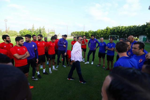 الخطيب يحضر مران الأهلي عقب خسارة السوبر