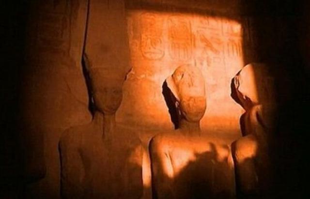 فيديو.. الآثار: 5 آلاف سائح شاهدوا ظاهرة تعامد الشمس على وجه رمسيس الثاني اليوم