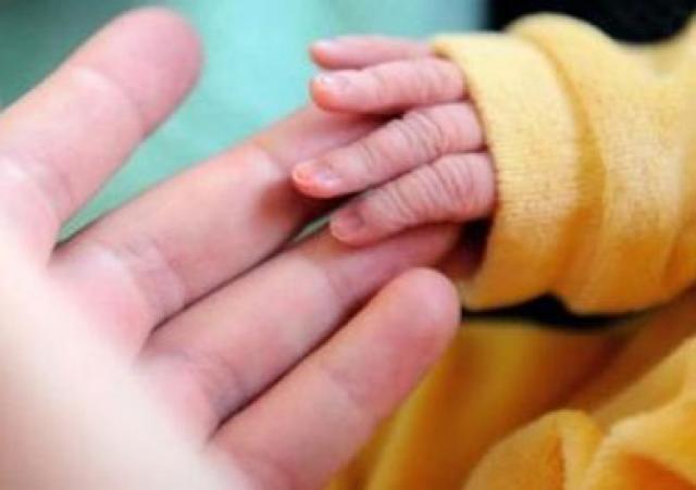 تضر بالأم وقد تصيب الجنين بالربو.. طبيبة أمريكية توضح أضرار الولادة القيصرية