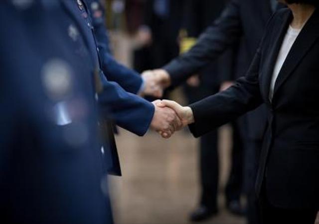 لتفادي العدوى بـ«كورونا».. كيف ترفض القبلات عند التحية دون إحراج أحد؟