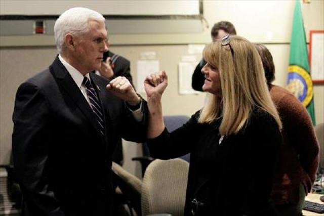 خشية كورونا.. نائب ترامب يصافح المسؤولين الأمريكيين «بكوعه»