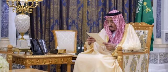 العاهل السعودي يظهر علنا بعد شائعات عن تدهور صحته