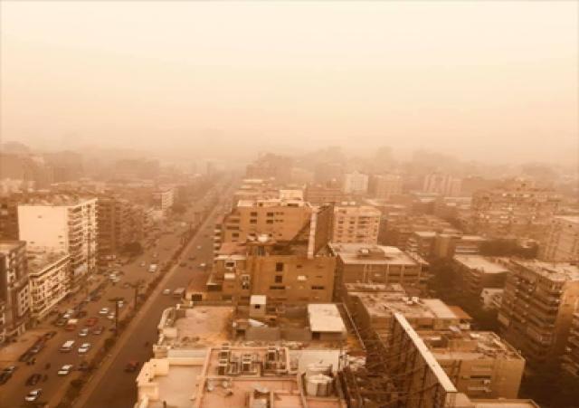 «السماء اكتست باللون الأصفر».. تقلبات مفاجئة في الطقس بالقاهرة