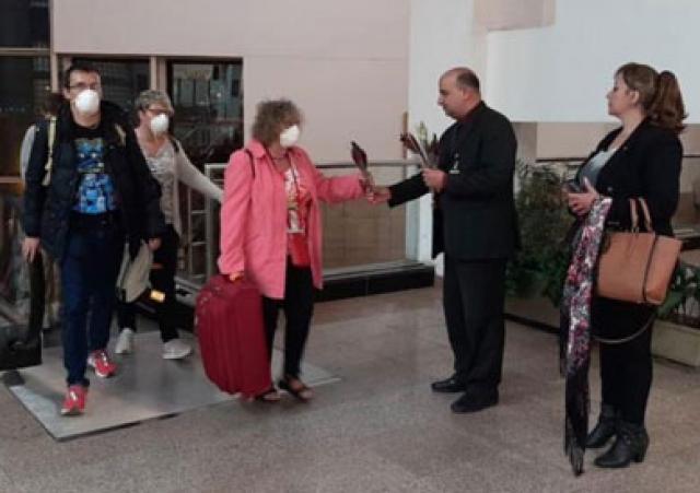 مغادرة 63 سائحا عقب التأكد من سلبية تحاليل كورونا