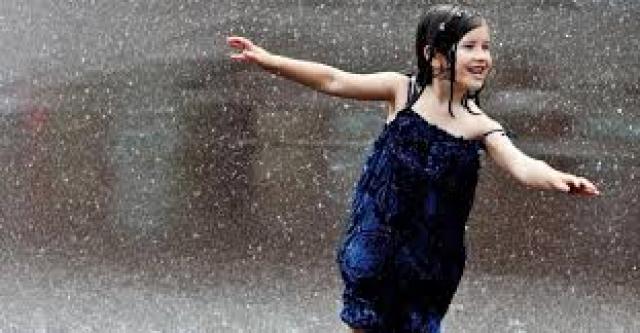 مهم لتطورهم الاجتماعي.. تعرف على فوائد اللعب تحت المطر للأطفال