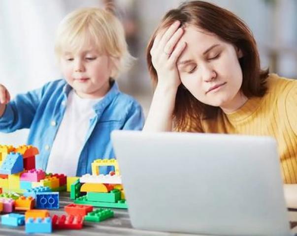 من حديثي الولادة للمراهقين.. كيف تتعامل مع أطفالك خلال العمل من المنزل؟