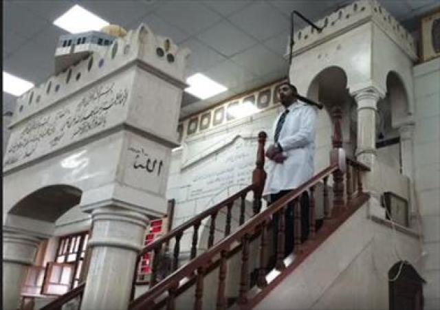 للتوعية بكورونا.. قصة طبيب فلسطيني خطب الجمعة بالبالطو الأبيض