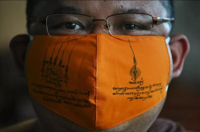 بالبلاستيك المعاد تدويره.. كهنة تايلاند يصنعون الأقنعة الواقية من كورونا