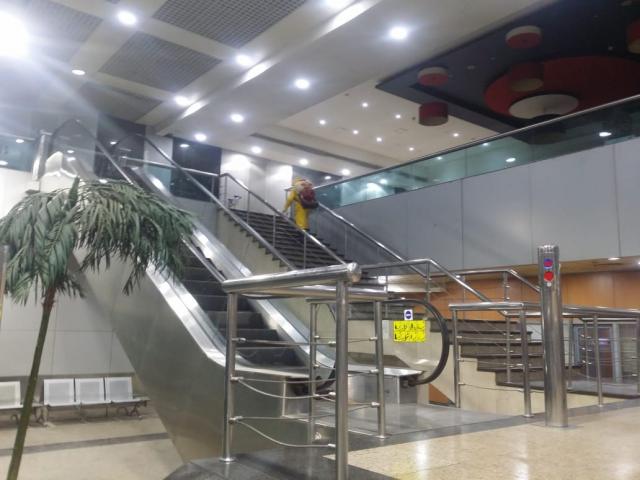 تعقيم صالات السفر والوصول بمطار القاهرة قبل وبعد الرحلات الاستثنائية لعودة المصريين