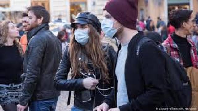 بعد جدل تحصن الشباب من كورونا.. وفاة طالبة ثانوي فرنسية متأثرة بإصابتها بكوفيد 19