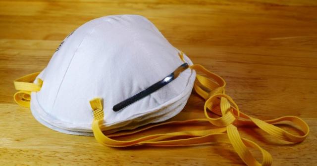 سجناء في تونس يشاركون في التعبئة لسد النقص في الكمامات الواقية