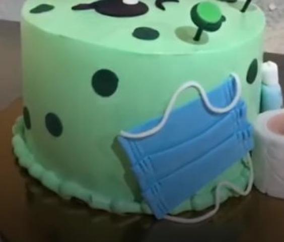 بالكمامة وزجاجة التعقيم.. «كعكة كورونا» تجتاح الإنترنت بطراز خاص