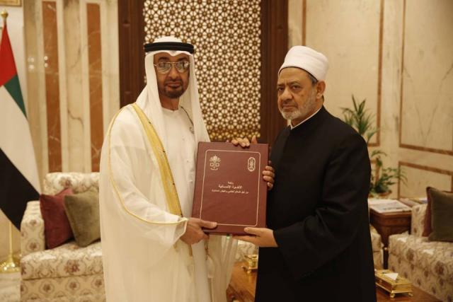 شيخ الأزهر وولي عهد أبو ظبي يؤكدان أهمية الأخوة الإنسانية في مواجهة كورونا