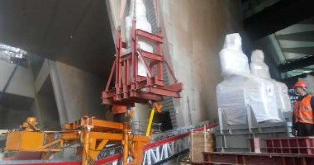 رفع وتثبيت وإضاءة القطع الأثرية الثقيلة على الدرج العظيم بالمتحف الكبير