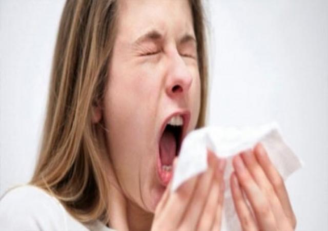 الصحة: الرذاذ وسيلة انتقال كورونا.. ولا دليل على استخدام القفازات لمواجهة الفيروس