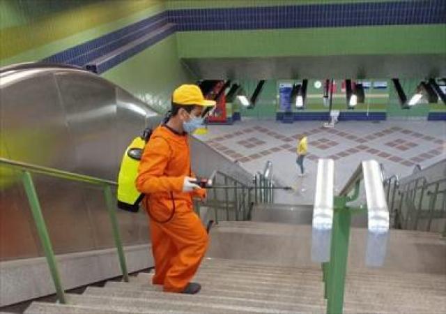 بالصور.. المترو يواصل تطهير وتعقيم المحطات لاحتواء تفشي كورونا