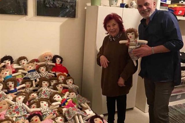 لبنانية صممت 100 دمية لتعويض الأطفال متضرري انفجار مرفأ بيروت: «العالم لن يتوقف»