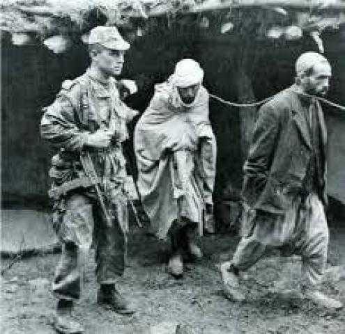 ماكرون: فرنسا تعترف بماضيها الاستعماري بالجزائر دون اعتذار