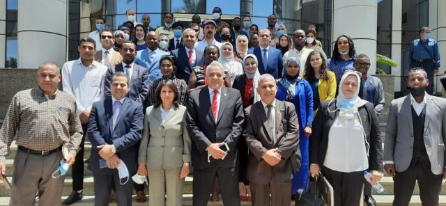 مجموعة من الشباب من افريقيا واسيا