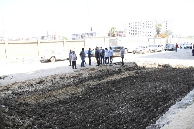 محافظ الغربية خلال تفقده اعمال الرصف