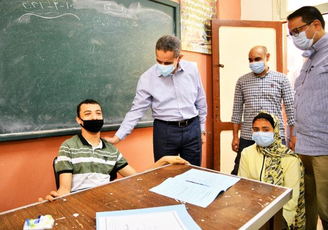 محافظ الغربية يتابع سير الامتحانات