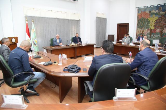وزير الزراعة خلال الاجتماع