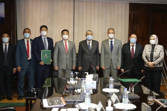 وزير الكهرباء خلال توقيع البروتوكول