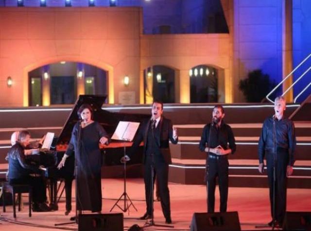 مختارات من اشهر الاغانى العالمية على مسرح الجمهورية